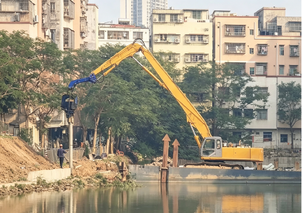 乡村基建提质提速！挖掘机打桩臂适配村居惠民工程施工
